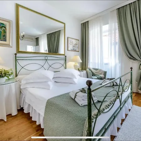 Old Town Next To The 2 Dubrovnik